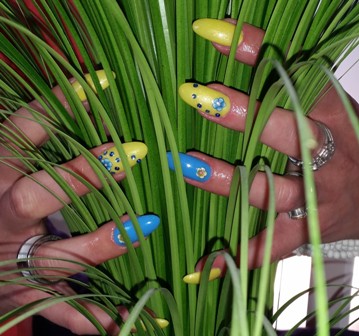 Gel lak rumena bela modra nail art rožice